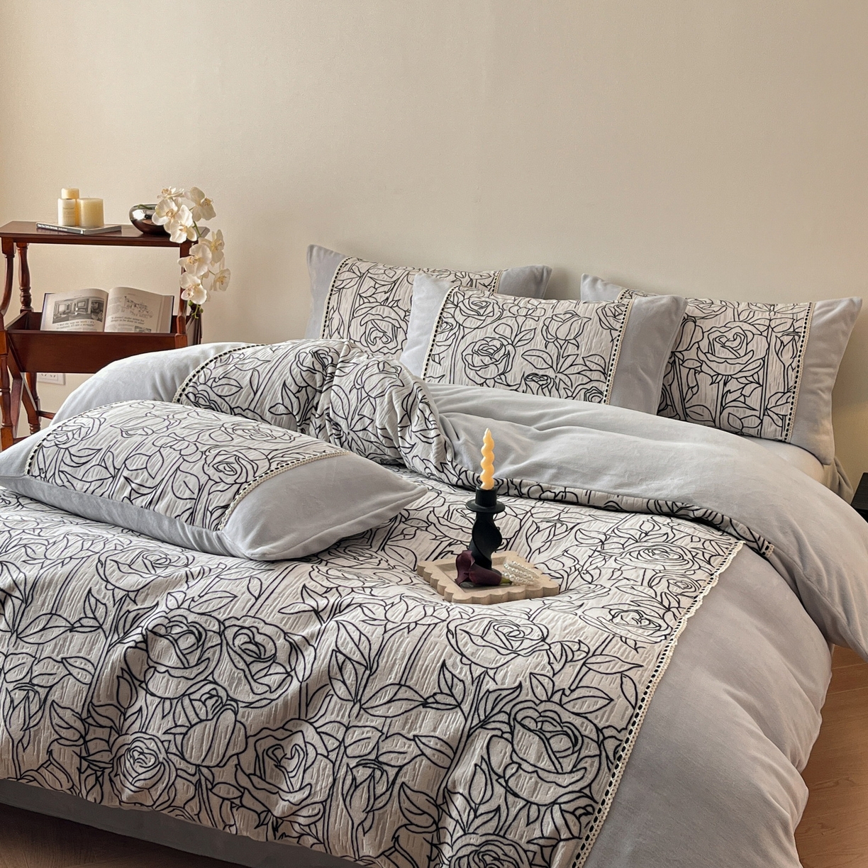 91家纺网 家纺一手货源 找家纺 慕晨 2025新款立体提花绒工艺款美拉德风格高克重雕花加厚牛奶绒四件套 莎莉