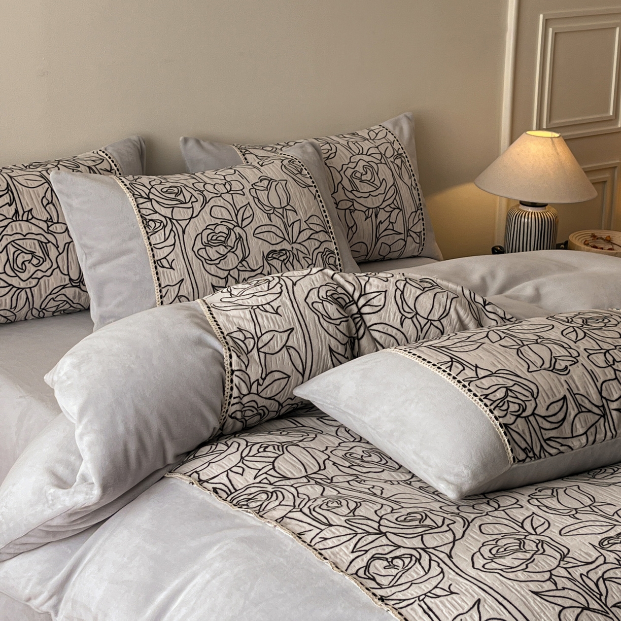 91家纺网 家纺一手货源 找家纺 慕晨 2025新款立体提花绒工艺款美拉德风格高克重雕花加厚牛奶绒四件套 莎莉