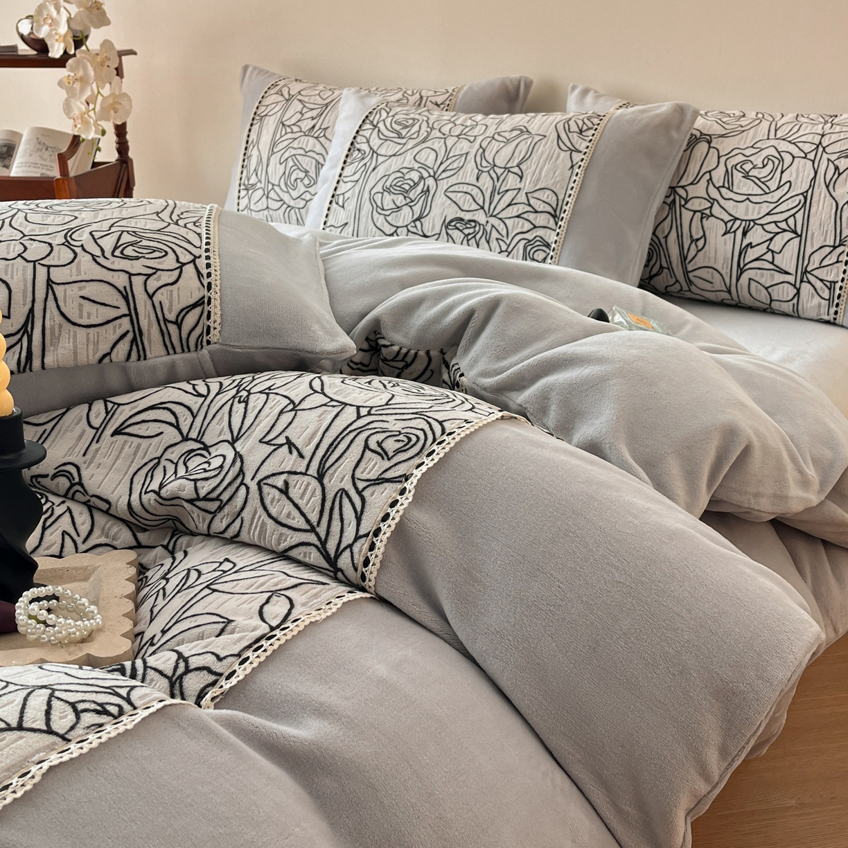 91家纺网 家纺一手货源 找家纺 慕晨 2025新款立体提花绒工艺款美拉德风格高克重雕花加厚牛奶绒四件套 莎莉