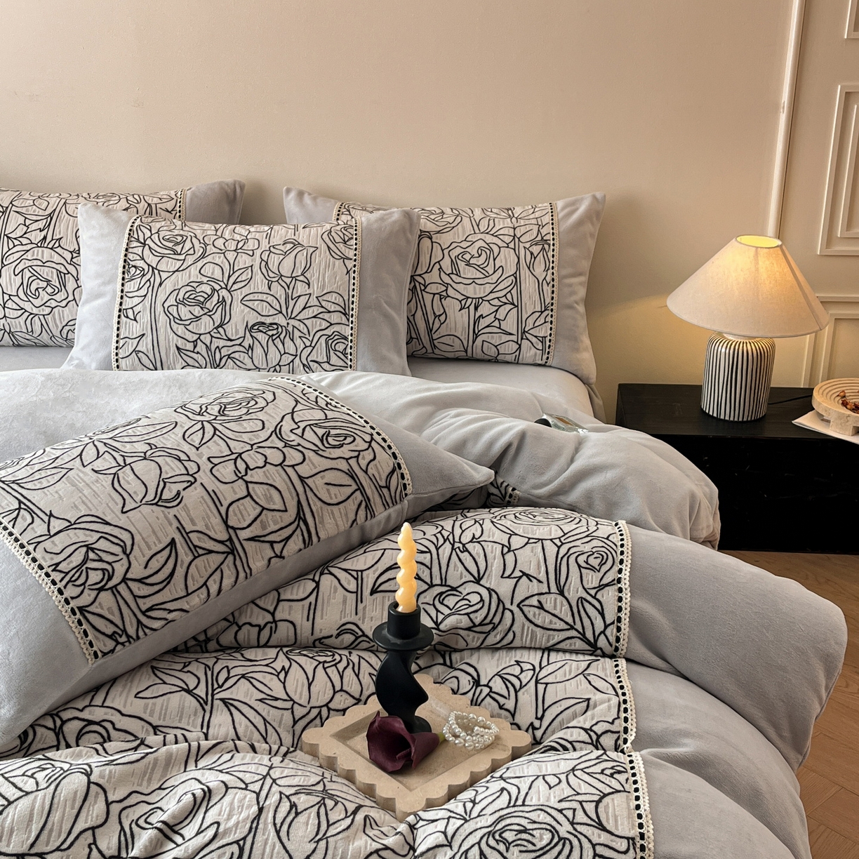 91家纺网 家纺一手货源 找家纺 慕晨 2025新款立体提花绒工艺款美拉德风格高克重雕花加厚牛奶绒四件套 莎莉