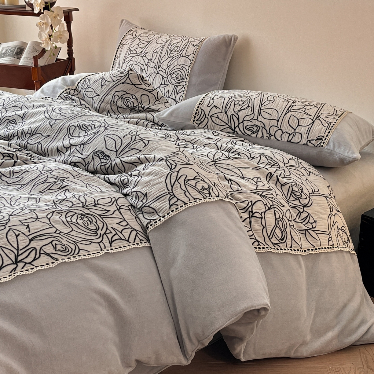 91家纺网 家纺一手货源 找家纺 慕晨 2025新款立体提花绒工艺款美拉德风格高克重雕花加厚牛奶绒四件套 莎莉