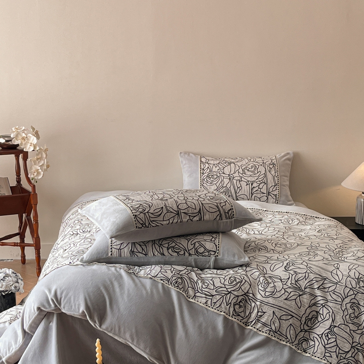 91家纺网 家纺一手货源 找家纺 慕晨 2025新款立体提花绒工艺款美拉德风格高克重雕花加厚牛奶绒四件套 莎莉