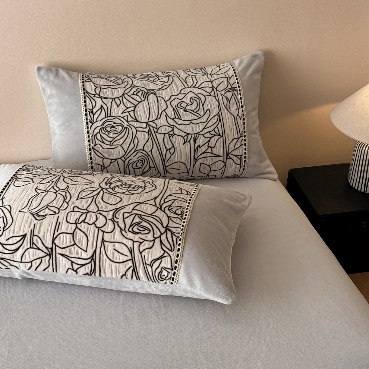 91家纺网 家纺一手货源 找家纺 慕晨 2025新款立体提花绒工艺款美拉德风格高克重雕花加厚牛奶绒四件套 莎莉