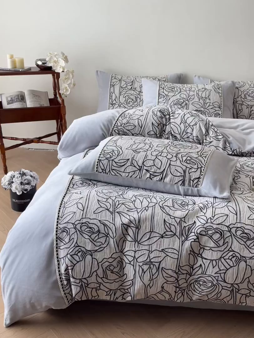 91家纺网 家纺一手货源 找家纺 慕晨 2025新款立体提花绒工艺款美拉德风格高克重雕花加厚牛奶绒四件套 莎莉