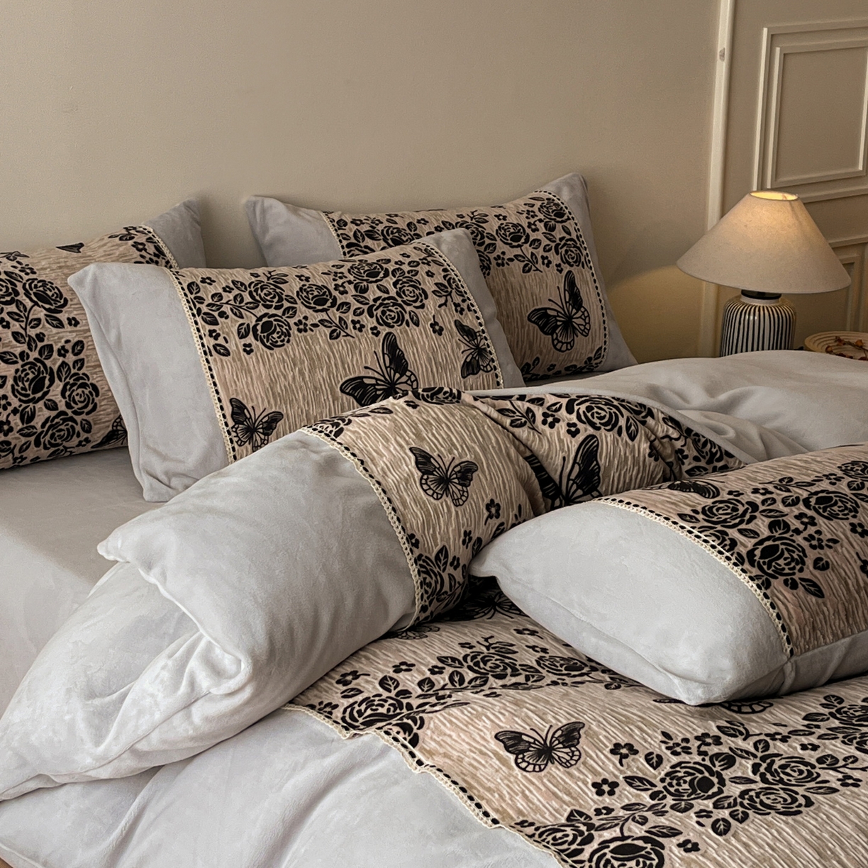 91家纺网 家纺一手货源 找家纺 （总）慕晨 2025新款立体提花绒工艺款美拉德风格高克重雕花加厚牛奶绒四件套