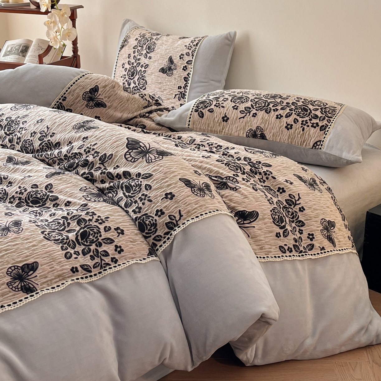 91家纺网 家纺一手货源 找家纺 （总）慕晨 2025新款立体提花绒工艺款美拉德风格高克重雕花加厚牛奶绒四件套