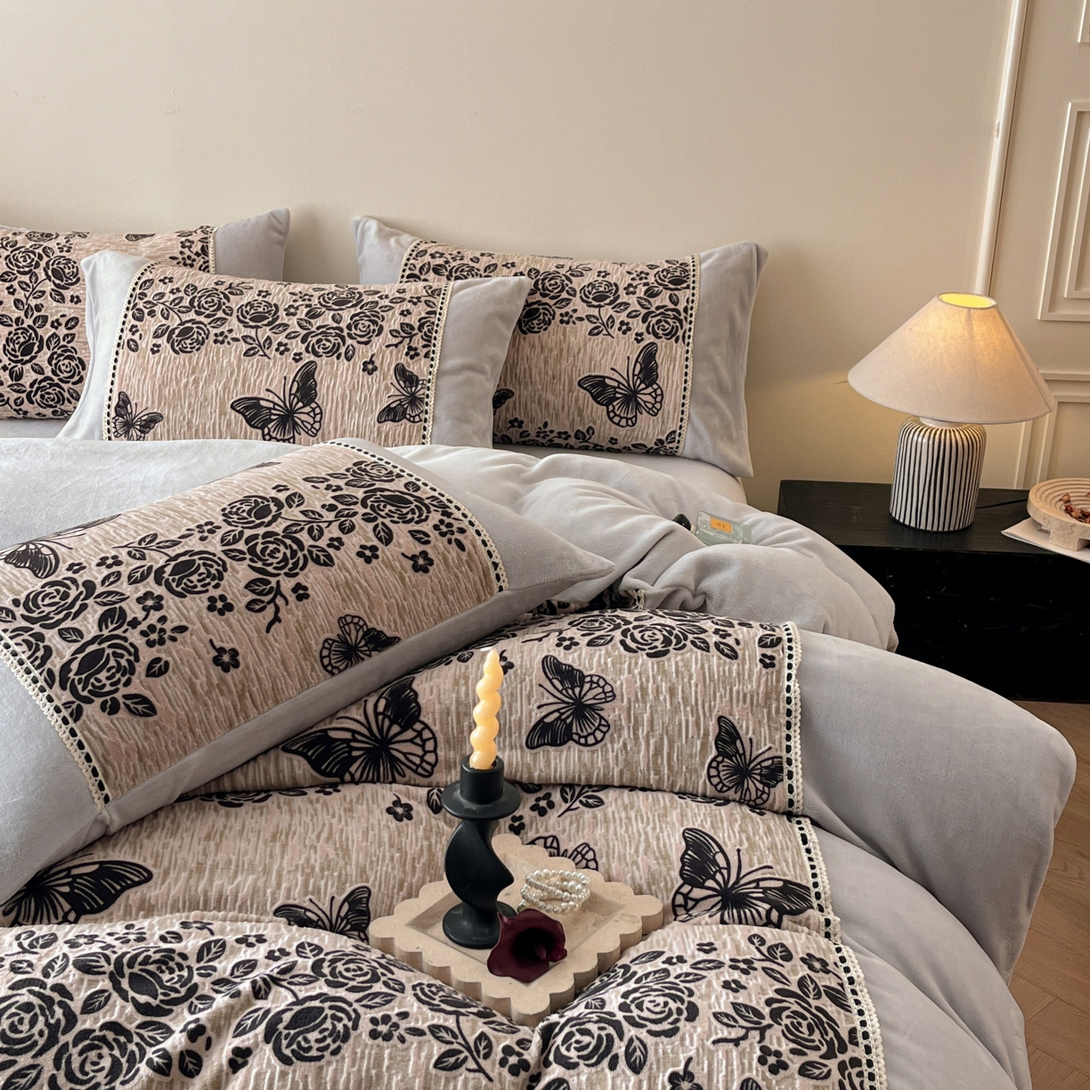 91家纺网 家纺一手货源 找家纺 （总）慕晨 2025新款立体提花绒工艺款美拉德风格高克重雕花加厚牛奶绒四件套