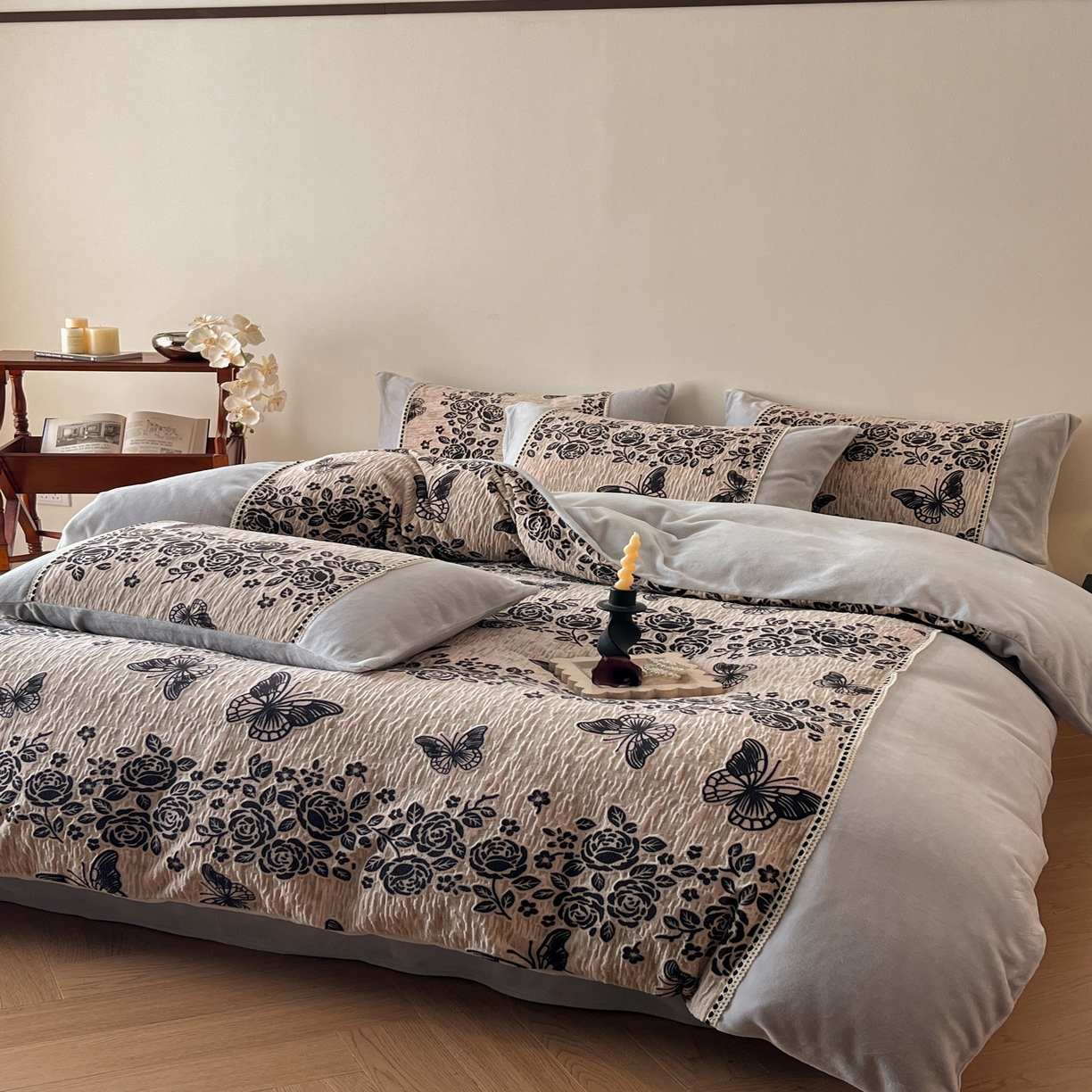 91家纺网 家纺一手货源 找家纺 （总）慕晨 2025新款立体提花绒工艺款美拉德风格高克重雕花加厚牛奶绒四件套