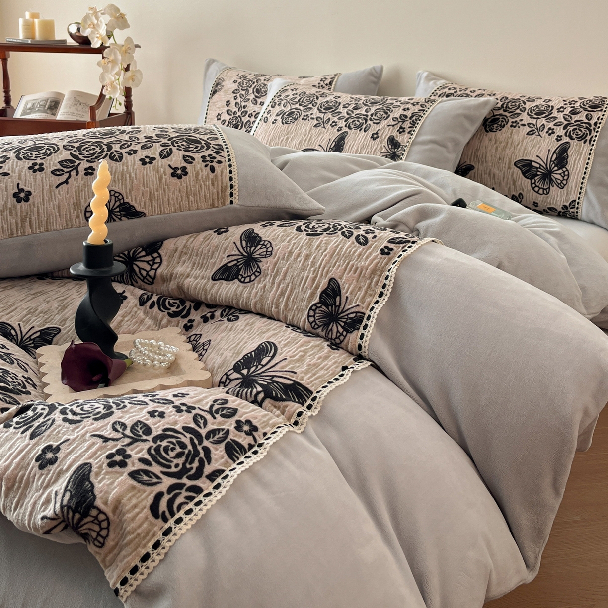 91家纺网 家纺一手货源 找家纺 （总）慕晨 2025新款立体提花绒工艺款美拉德风格高克重雕花加厚牛奶绒四件套