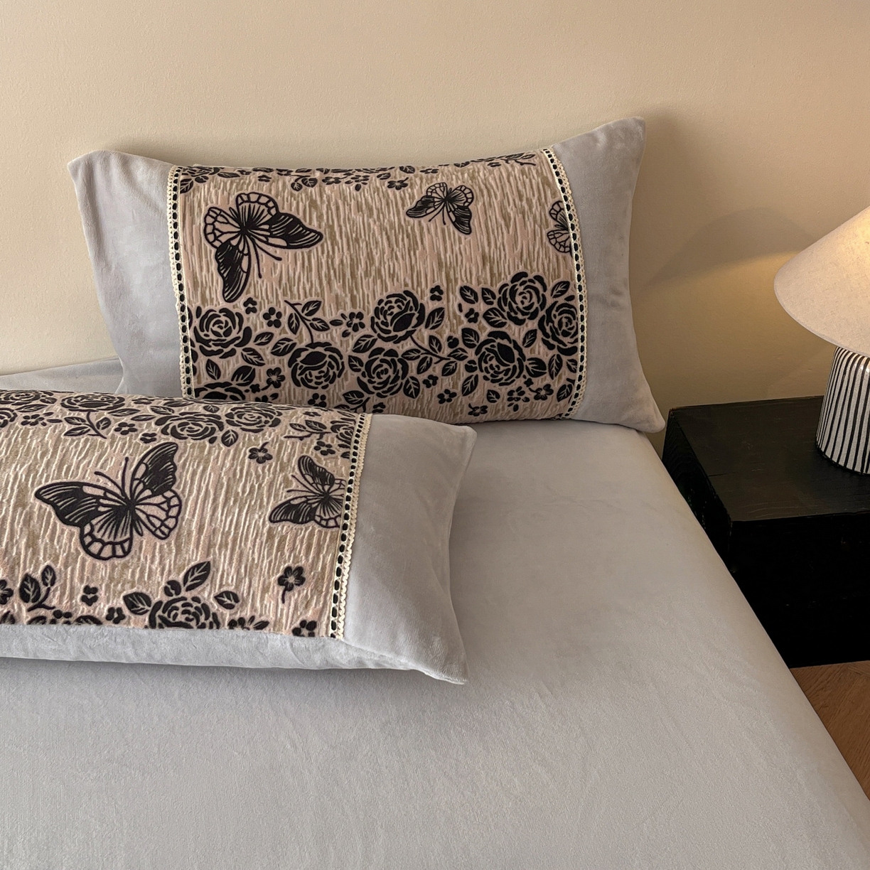 91家纺网 家纺一手货源 找家纺 （总）慕晨 2025新款立体提花绒工艺款美拉德风格高克重雕花加厚牛奶绒四件套