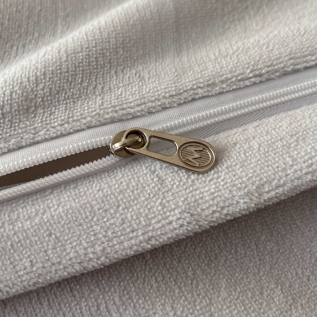 91家纺网 家纺一手货源 找家纺 （总）慕晨 2025新款立体提花绒工艺款美拉德风格高克重雕花加厚牛奶绒四件套