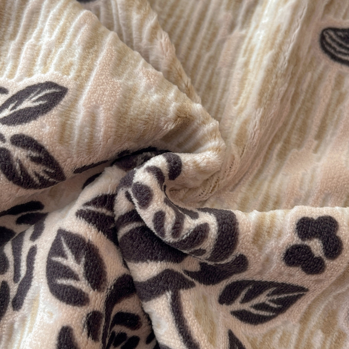 91家纺网 家纺一手货源 找家纺 （总）慕晨 2025新款立体提花绒工艺款美拉德风格高克重雕花加厚牛奶绒四件套