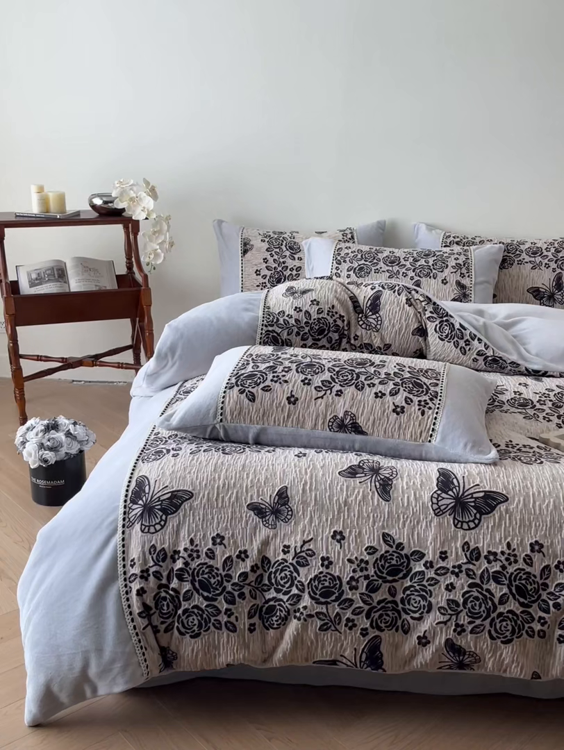 91家纺网 家纺一手货源 找家纺 （总）慕晨 2025新款立体提花绒工艺款美拉德风格高克重雕花加厚牛奶绒四件套