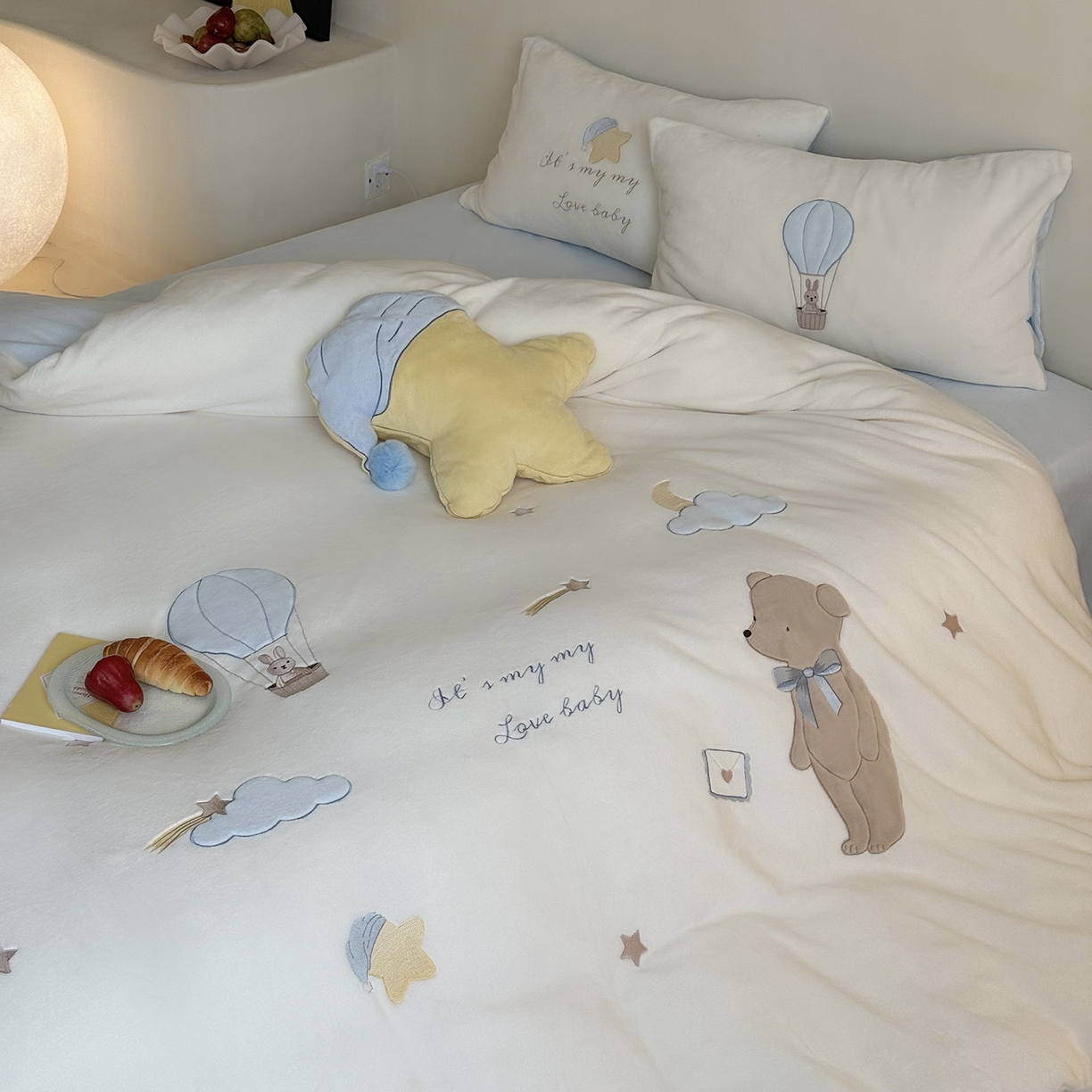 91家纺网 家纺一手货源 找家纺 （总）鹿班家居 2025新款冬季高克重牛奶绒贴布绣系列四件套-小熊心事（标准会员-10元）