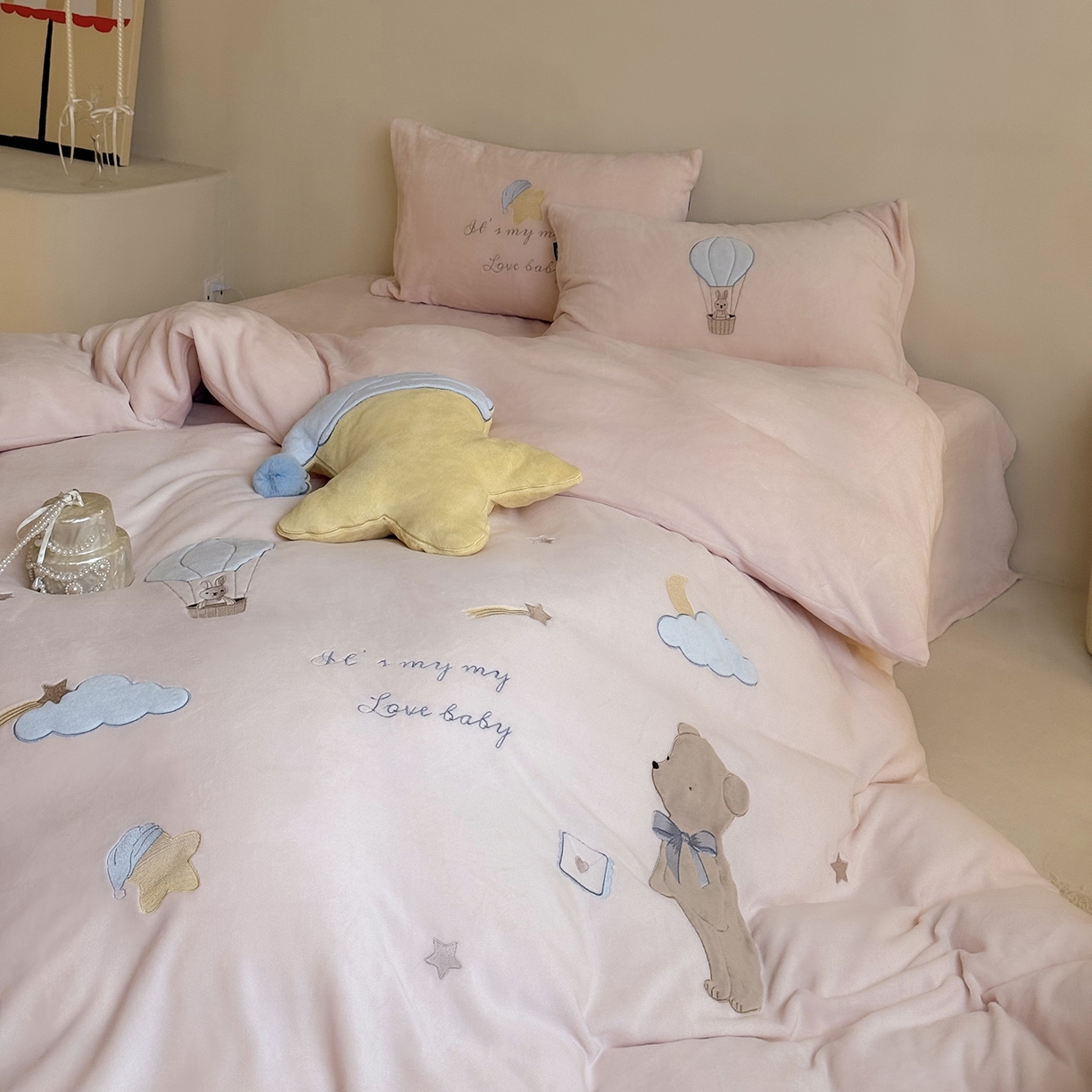 91家纺网 家纺一手货源 找家纺 鹿班家居 2025新款冬季高克重牛奶绒贴布绣系列四件套-小熊心事（标准会员-10元） 小熊心事-粉色