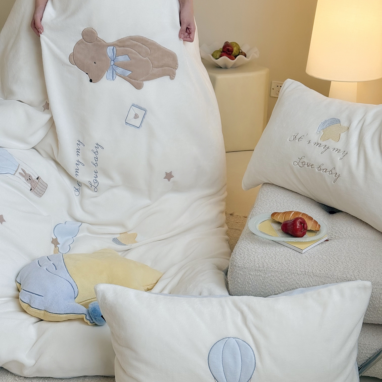 91家纺网 家纺一手货源 找家纺 鹿班家居 2025新款冬季高克重牛奶绒贴布绣系列四件套-小熊心事（标准会员-10元） 小熊心事-蓝色