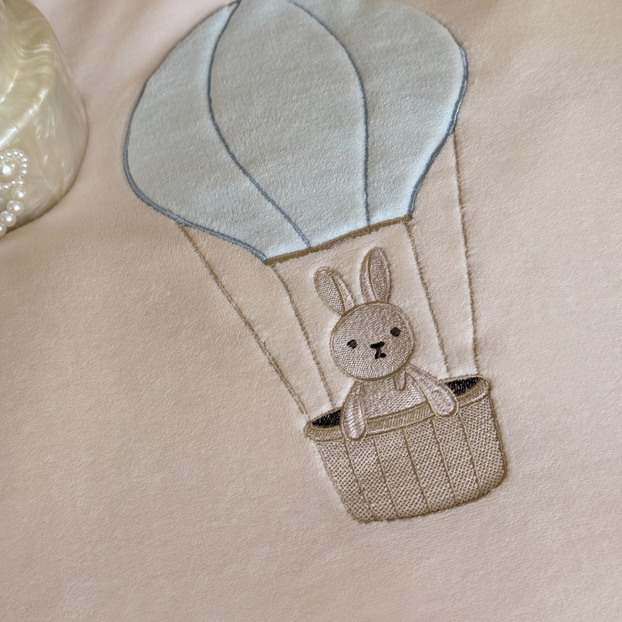 91家纺网 家纺一手货源 找家纺 鹿班家居 2025新款冬季高克重牛奶绒贴布绣系列四件套-小熊心事（标准会员-10元） 小熊心事-粉色