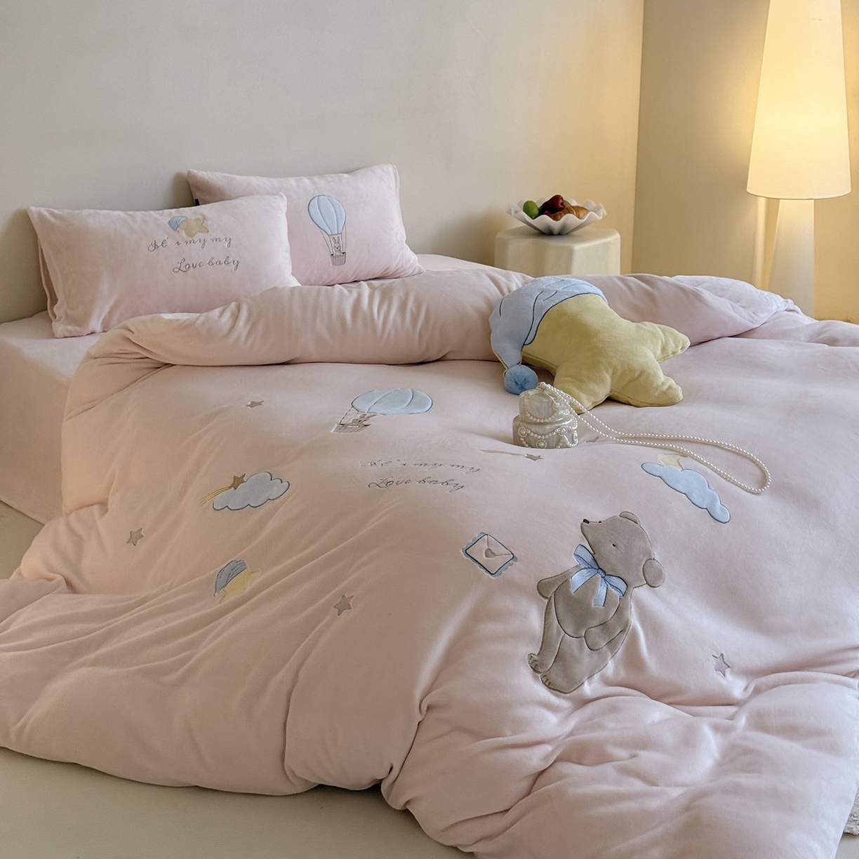 91家纺网 家纺一手货源 找家纺 鹿班家居 2025新款冬季高克重牛奶绒贴布绣系列四件套-小熊心事（标准会员-10元） 小熊心事-粉色