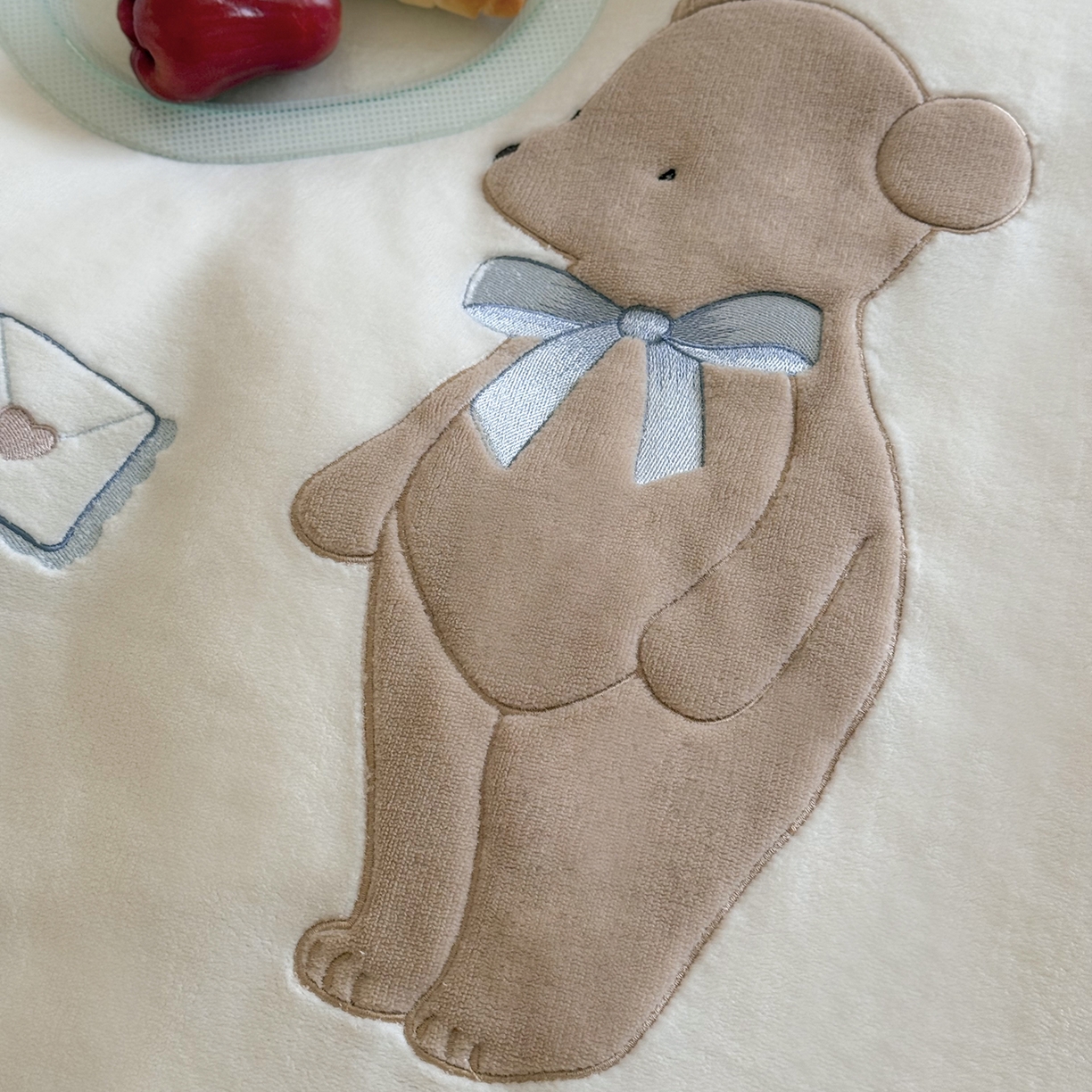 91家纺网 家纺一手货源 找家纺 （总）鹿班家居 2025新款冬季高克重牛奶绒贴布绣系列四件套-小熊心事（标准会员-10元）