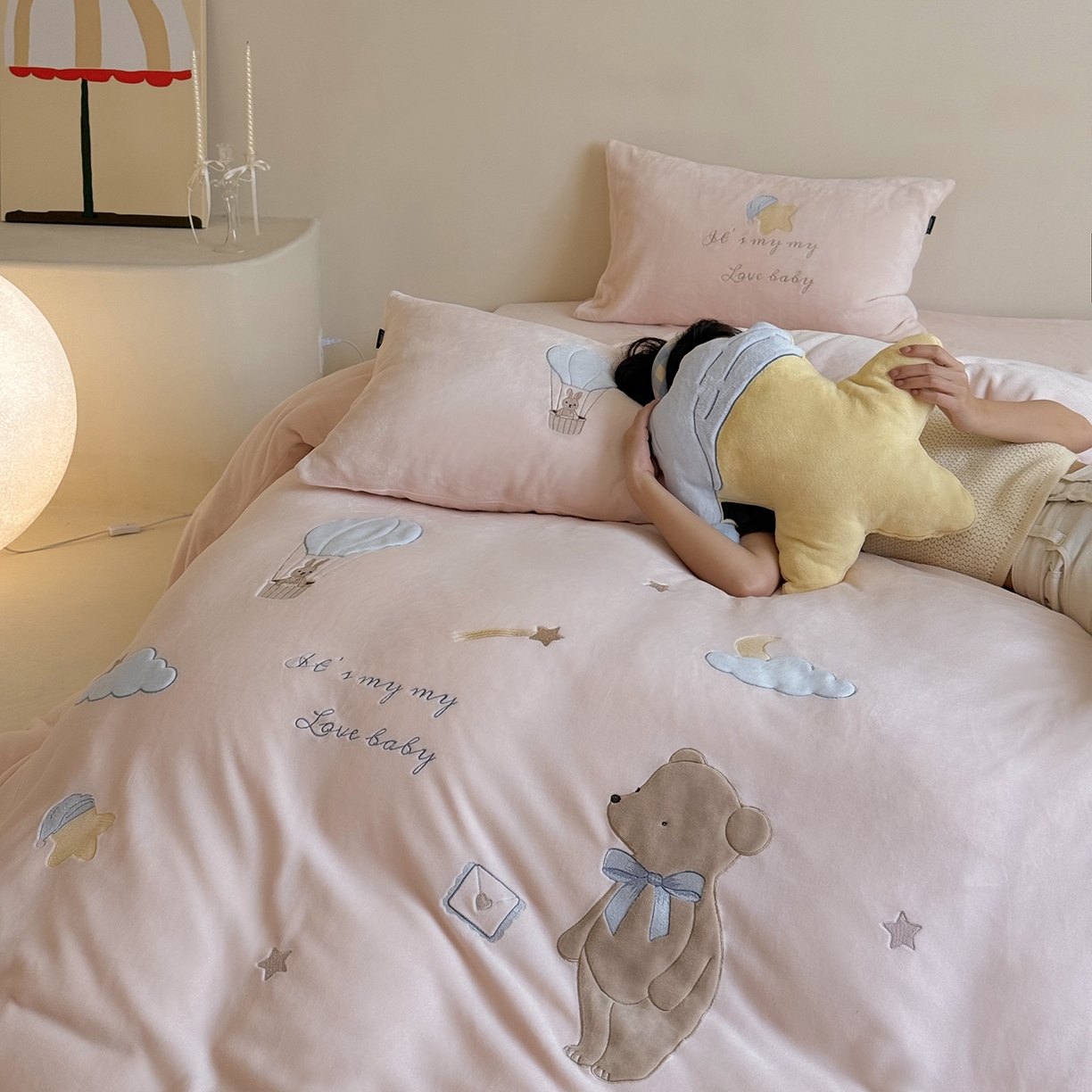 鹿班家居 2025新款冬季高克重牛奶绒贴布绣系列四件套-小熊心事（标准会员-10元） 小熊心事-粉色