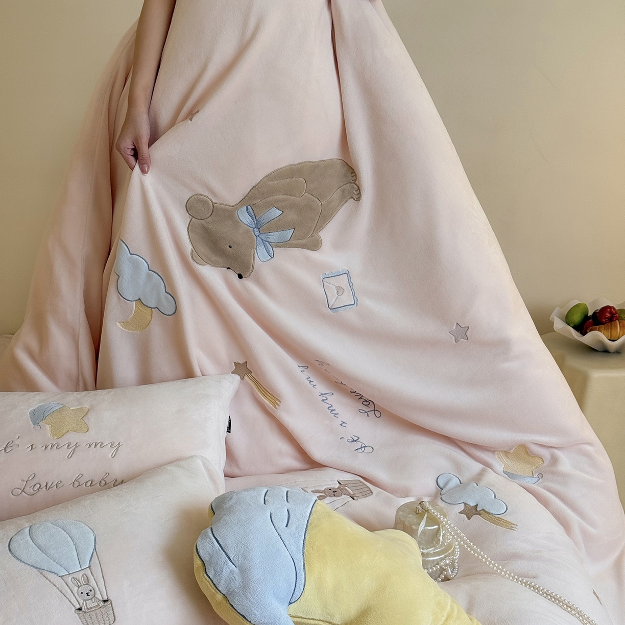 91家纺网 家纺一手货源 找家纺 鹿班家居 2025新款冬季高克重牛奶绒贴布绣系列四件套-小熊心事（标准会员-10元） 小熊心事-粉色