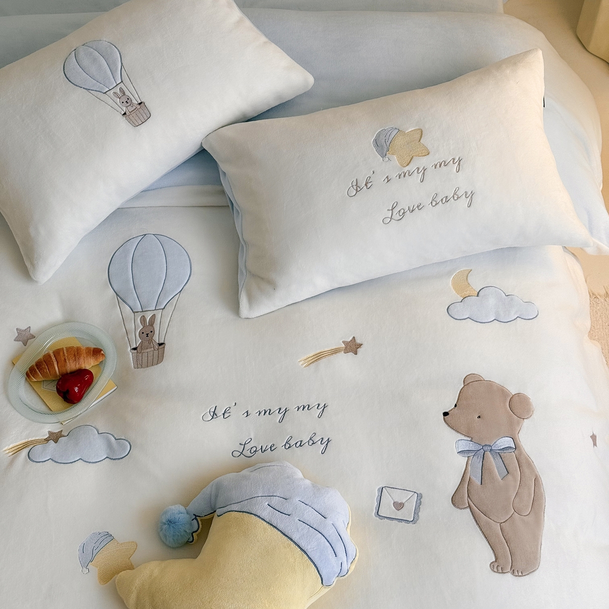 91家纺网 家纺一手货源 找家纺 鹿班家居 2025新款冬季高克重牛奶绒贴布绣系列四件套-小熊心事（标准会员-10元） 小熊心事-蓝色