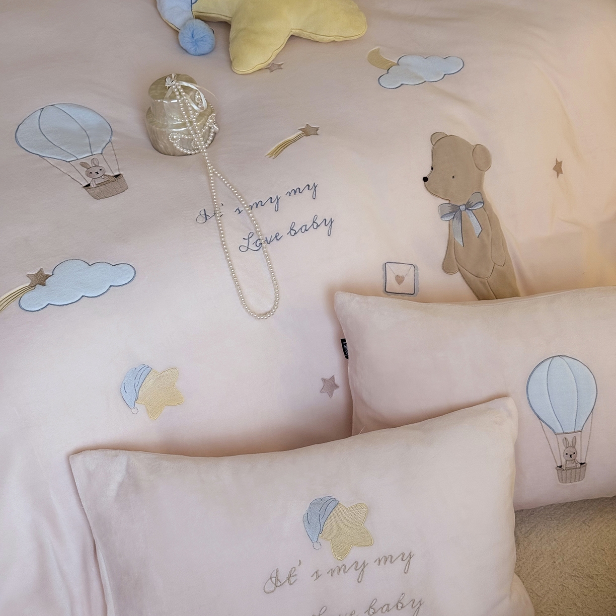 91家纺网 家纺一手货源 找家纺 鹿班家居 2025新款冬季高克重牛奶绒贴布绣系列四件套-小熊心事（标准会员-10元） 小熊心事-粉色