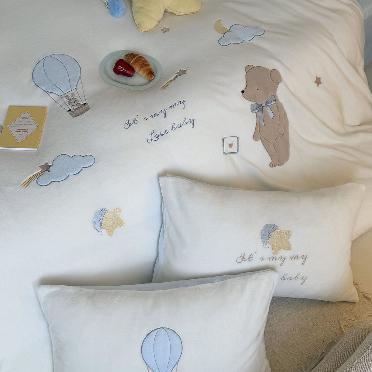 91家纺网 家纺一手货源 找家纺 鹿班家居 2025新款冬季高克重牛奶绒贴布绣系列四件套-小熊心事（标准会员-10元） 小熊心事-蓝色