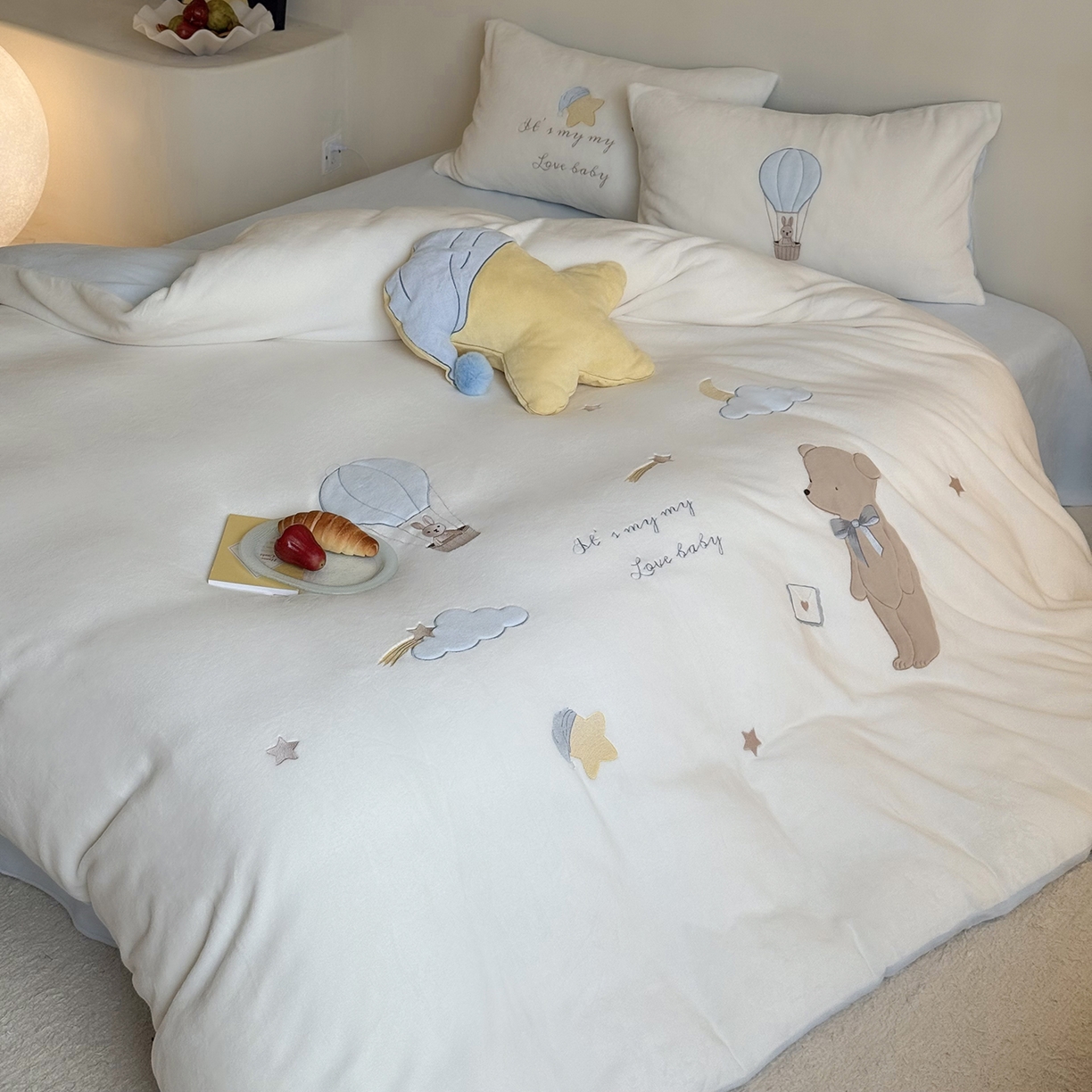 91家纺网 家纺一手货源 找家纺 鹿班家居 2025新款冬季高克重牛奶绒贴布绣系列四件套-小熊心事（标准会员-10元） 小熊心事-蓝色