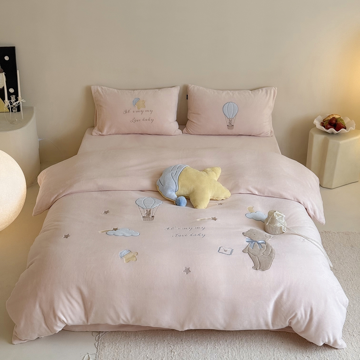 91家纺网 家纺一手货源 找家纺 鹿班家居 2025新款冬季高克重牛奶绒贴布绣系列四件套-小熊心事（标准会员-10元） 小熊心事-粉色