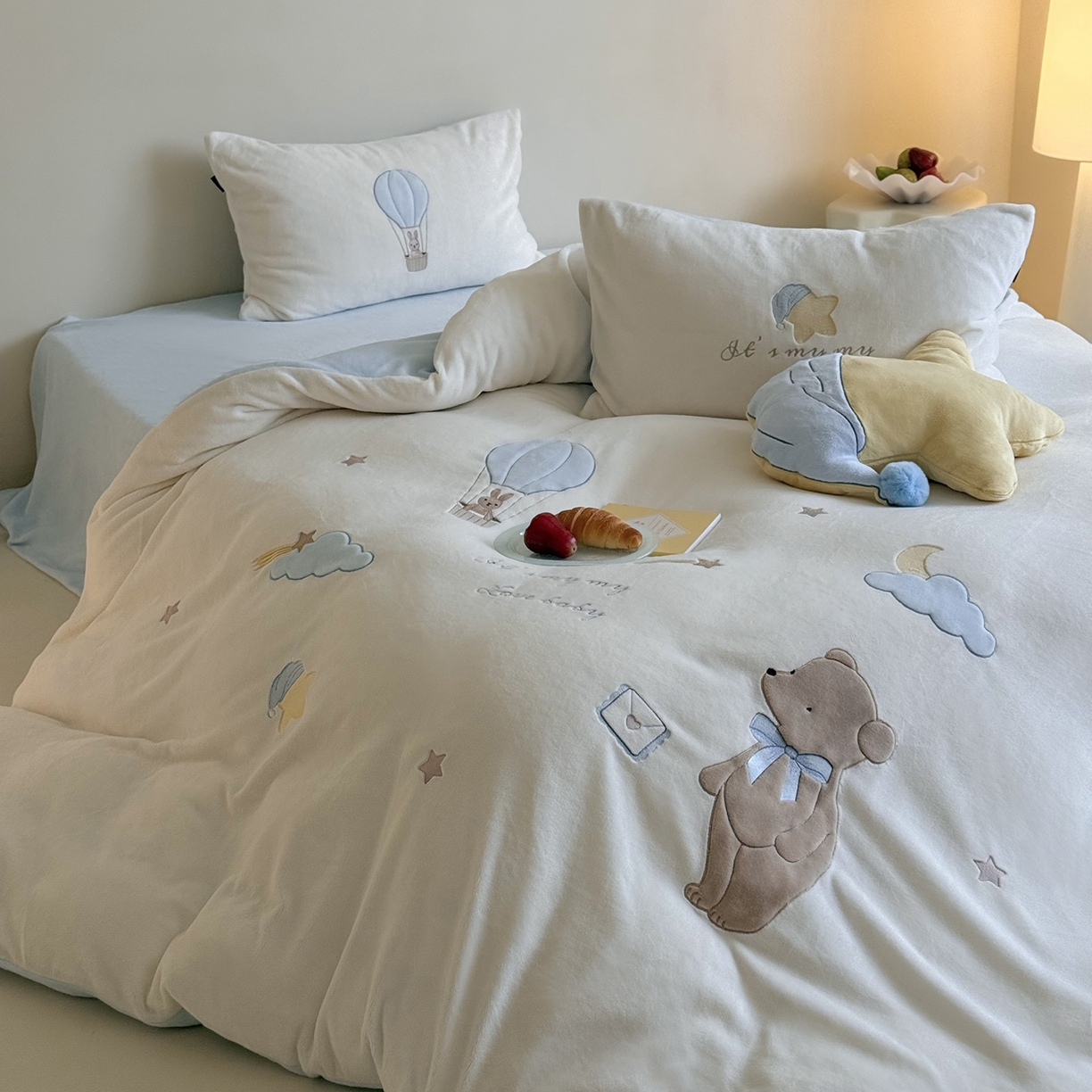 91家纺网 家纺一手货源 找家纺 （总）鹿班家居 2025新款冬季高克重牛奶绒贴布绣系列四件套-小熊心事（标准会员-10元）