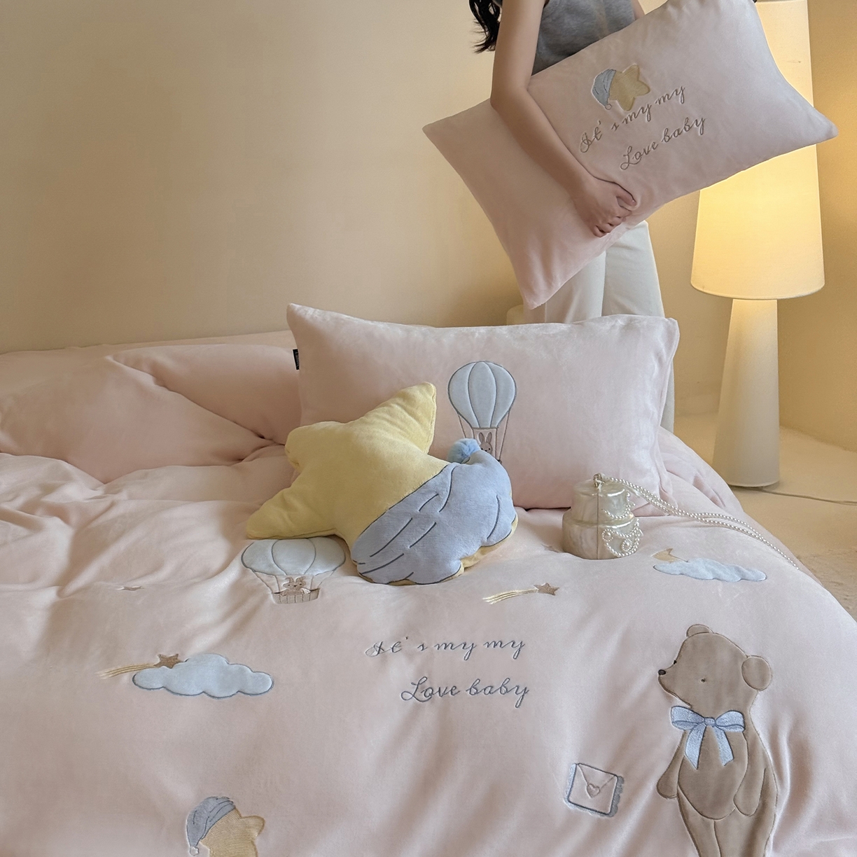 91家纺网 家纺一手货源 找家纺 鹿班家居 2025新款冬季高克重牛奶绒贴布绣系列四件套-小熊心事（标准会员-10元） 小熊心事-粉色