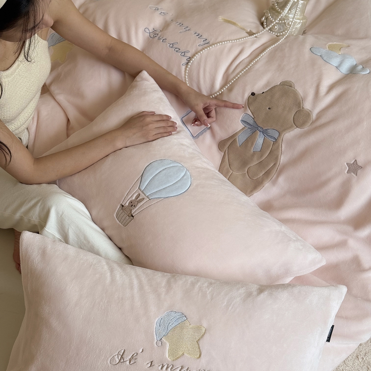 91家纺网 家纺一手货源 找家纺 鹿班家居 2025新款冬季高克重牛奶绒贴布绣系列四件套-小熊心事（标准会员-10元） 小熊心事-粉色