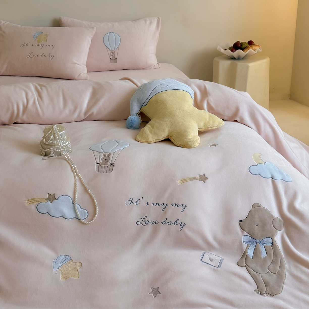 91家纺网 家纺一手货源 找家纺 鹿班家居 2025新款冬季高克重牛奶绒贴布绣系列四件套-小熊心事（标准会员-10元） 小熊心事-粉色