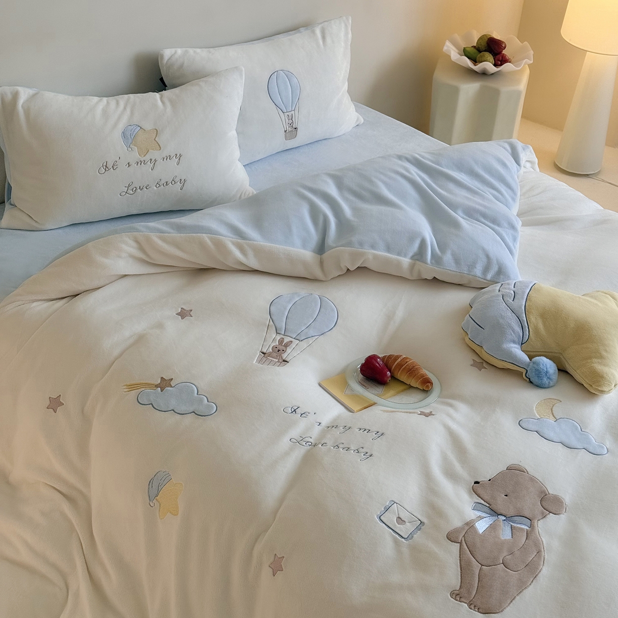 91家纺网 家纺一手货源 找家纺 鹿班家居 2025新款冬季高克重牛奶绒贴布绣系列四件套-小熊心事（标准会员-10元） 小熊心事-蓝色