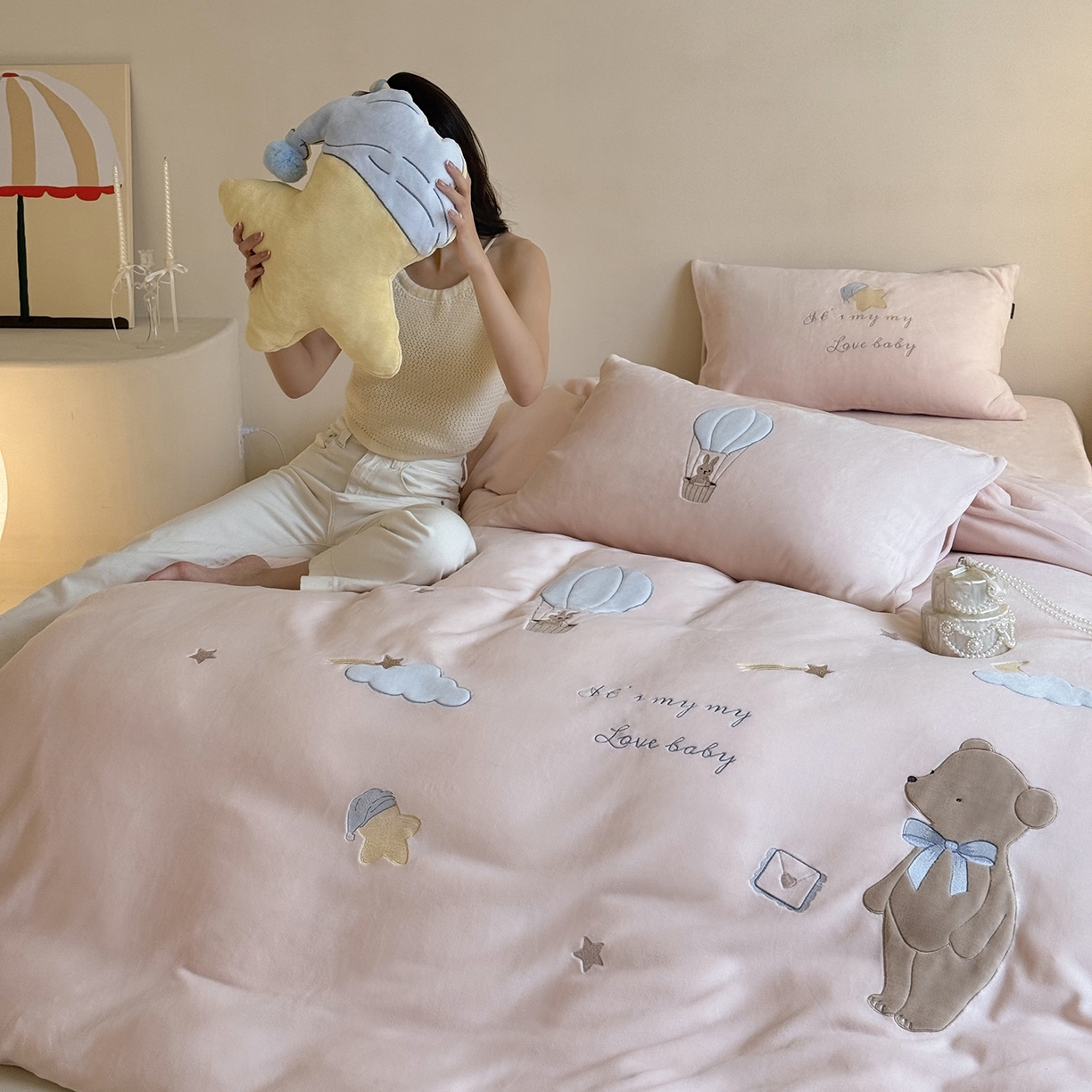 91家纺网 家纺一手货源 找家纺 鹿班家居 2025新款冬季高克重牛奶绒贴布绣系列四件套-小熊心事（标准会员-10元） 小熊心事-粉色