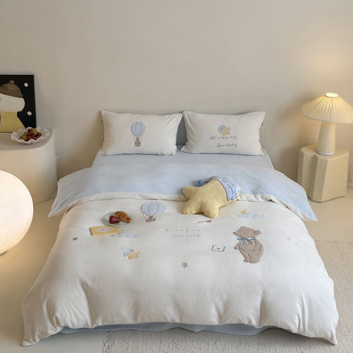 91家纺网 家纺一手货源 找家纺 鹿班家居 2025新款冬季高克重牛奶绒贴布绣系列四件套-小熊心事（标准会员-10元） 小熊心事-蓝色