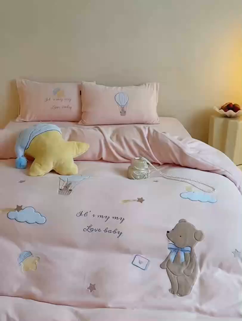 91家纺网 家纺一手货源 找家纺 鹿班家居 2025新款冬季高克重牛奶绒贴布绣系列四件套-小熊心事（标准会员-10元） 小熊心事-粉色