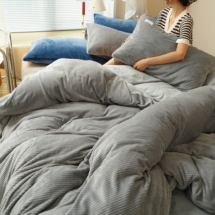 91家纺网 家纺一手货源 找家纺 朵希曼 2026新款加厚保暖华夫格牛奶绒系列四件套 罗马灰