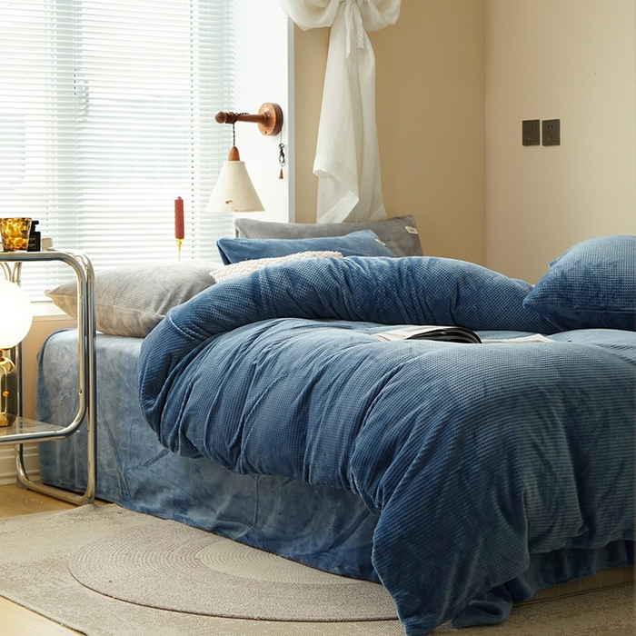 91家纺网 家纺一手货源 找家纺 朵希曼 2026新款加厚保暖华夫格牛奶绒系列四件套 深海蓝