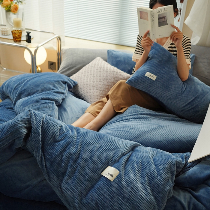 91家纺网 家纺一手货源 找家纺 朵希曼 2026新款加厚保暖华夫格牛奶绒系列四件套 深海蓝