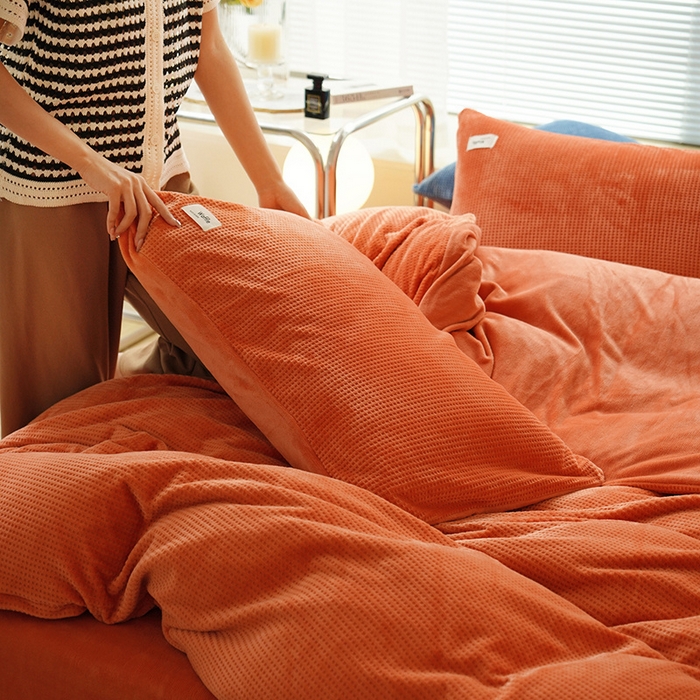 91家纺网 家纺一手货源 找家纺 朵希曼 2026新款加厚保暖华夫格牛奶绒系列四件套 热带橙