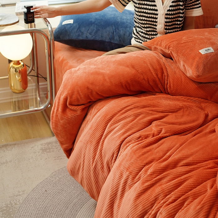 91家纺网 家纺一手货源 找家纺 朵希曼 2026新款加厚保暖华夫格牛奶绒系列四件套 热带橙