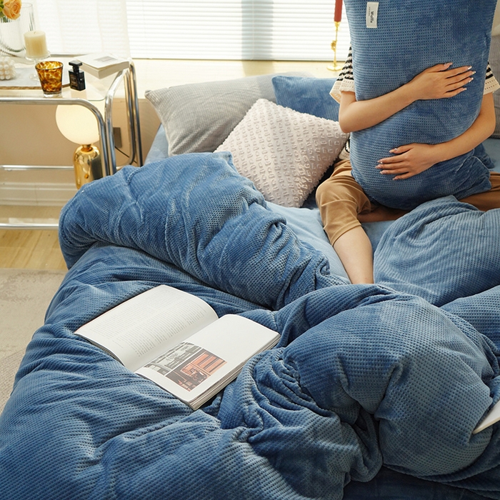 91家纺网 家纺一手货源 找家纺 朵希曼 2026新款加厚保暖华夫格牛奶绒系列四件套 深海蓝