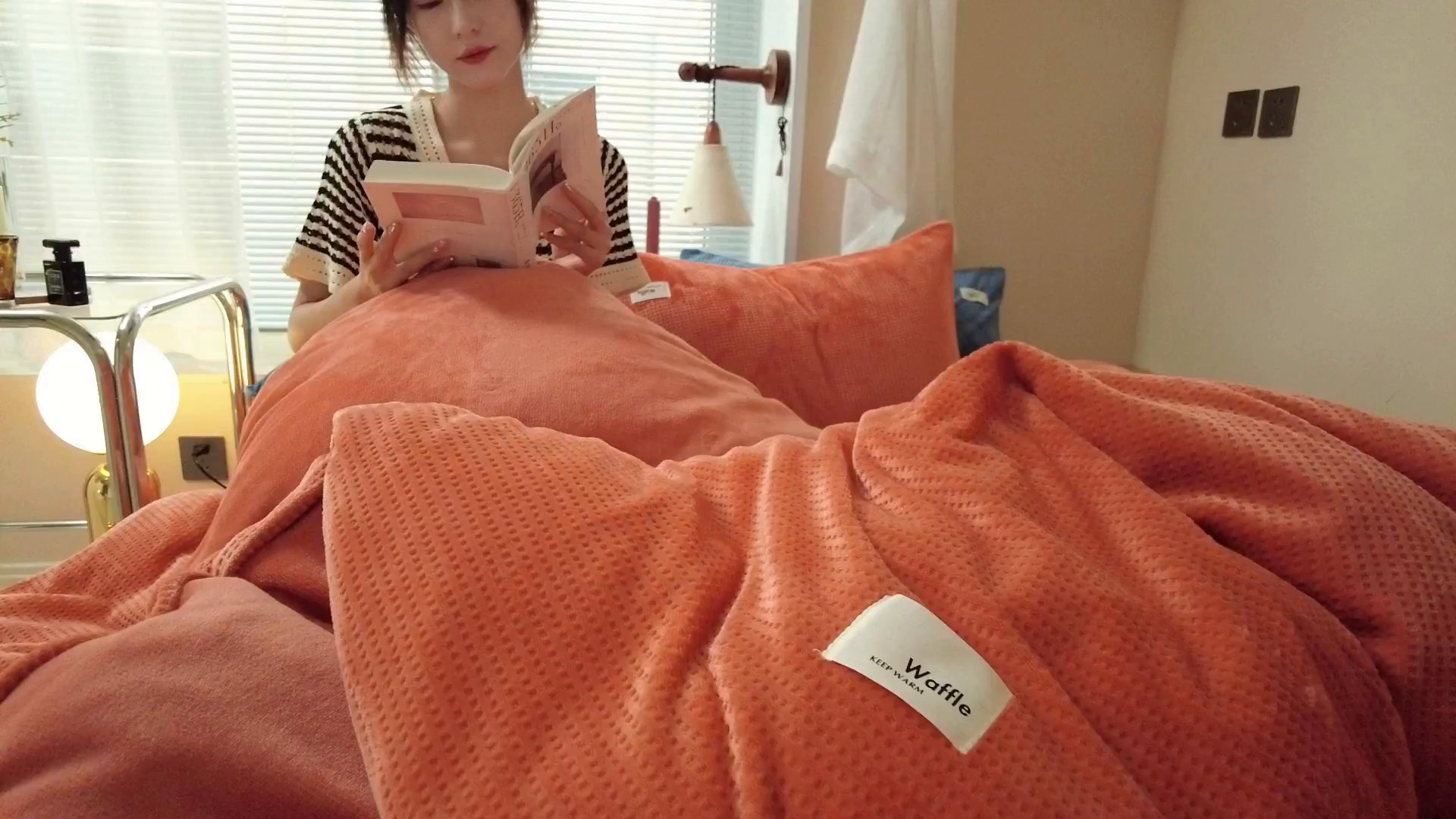 91家纺网 家纺一手货源 找家纺 朵希曼 2026新款加厚保暖华夫格牛奶绒系列四件套 热带橙