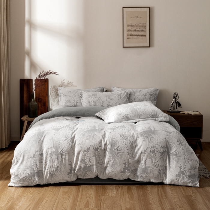 91家纺网 家纺一手货源 找家纺 （总）朵希曼 2025新款高克重加厚雕花绒牛奶绒四件套系列