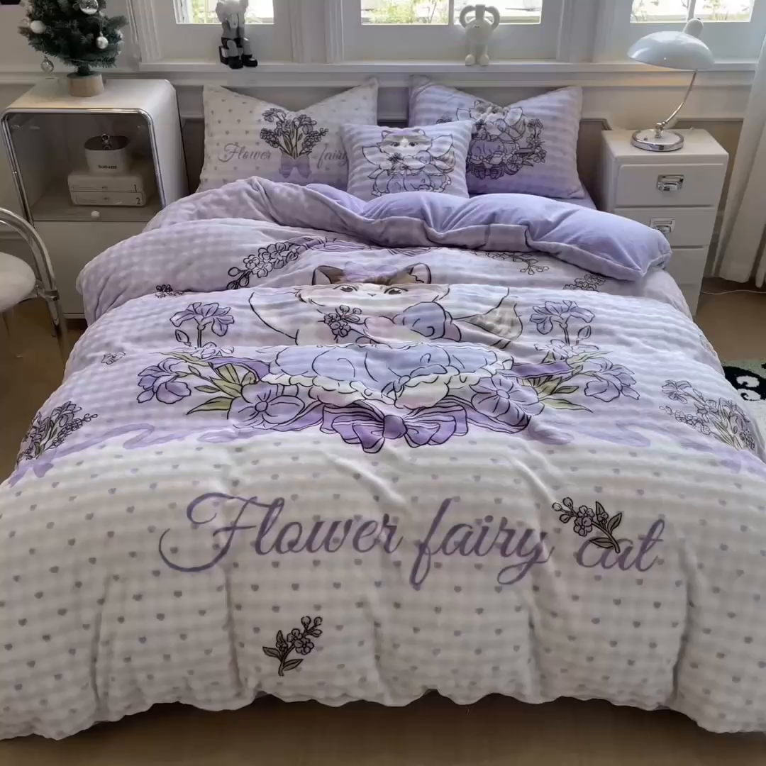 91家纺网 家纺一手货源 找家纺 摩妮卡 2025新款亲肤舒适泡泡绒大版卡通印花五件套 大版猫咪公主