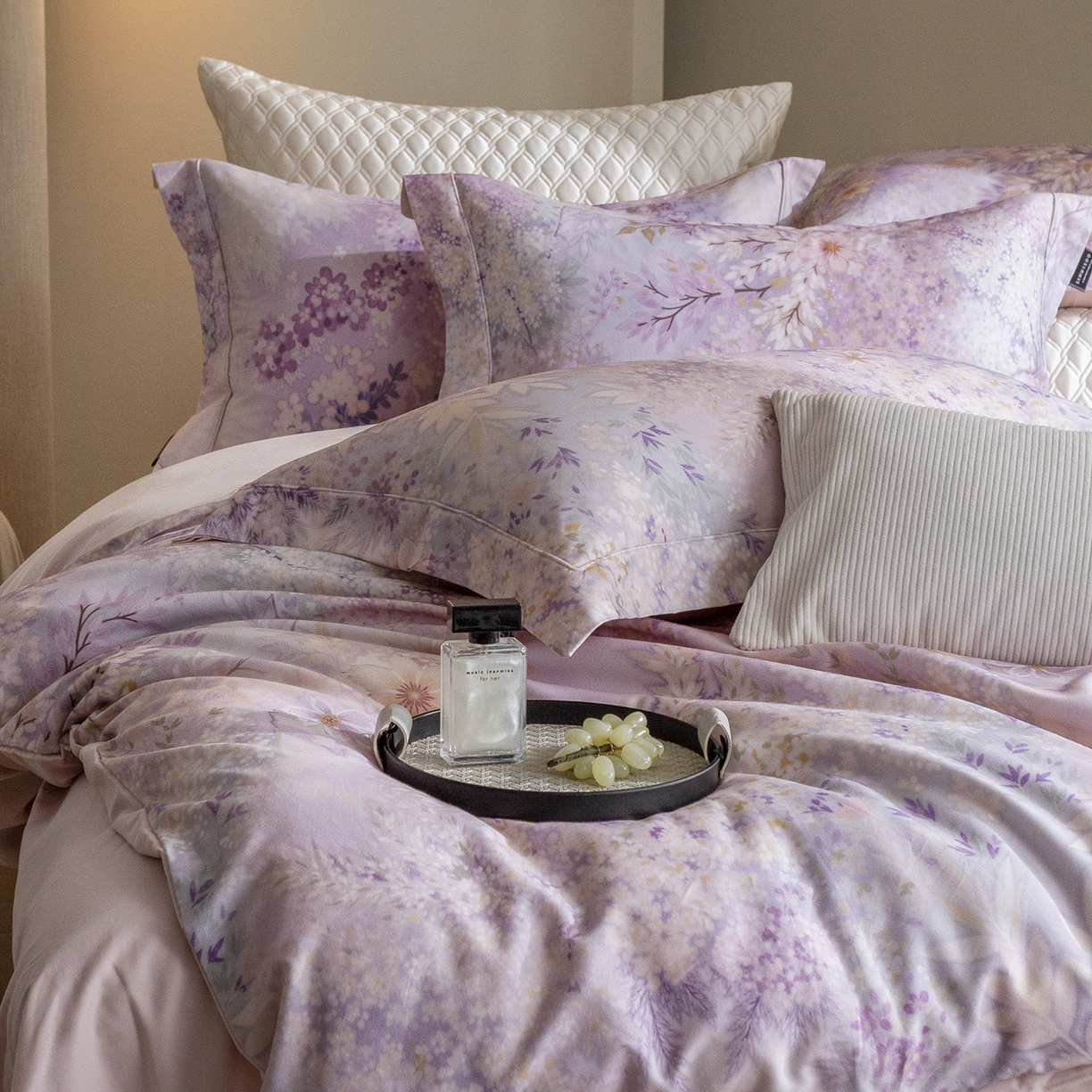 91家纺网 家纺一手货源 找家纺 三味舒屋 2025新款暖阳画卷系列S50数码印花磨毛四件套 沐光絮语粉