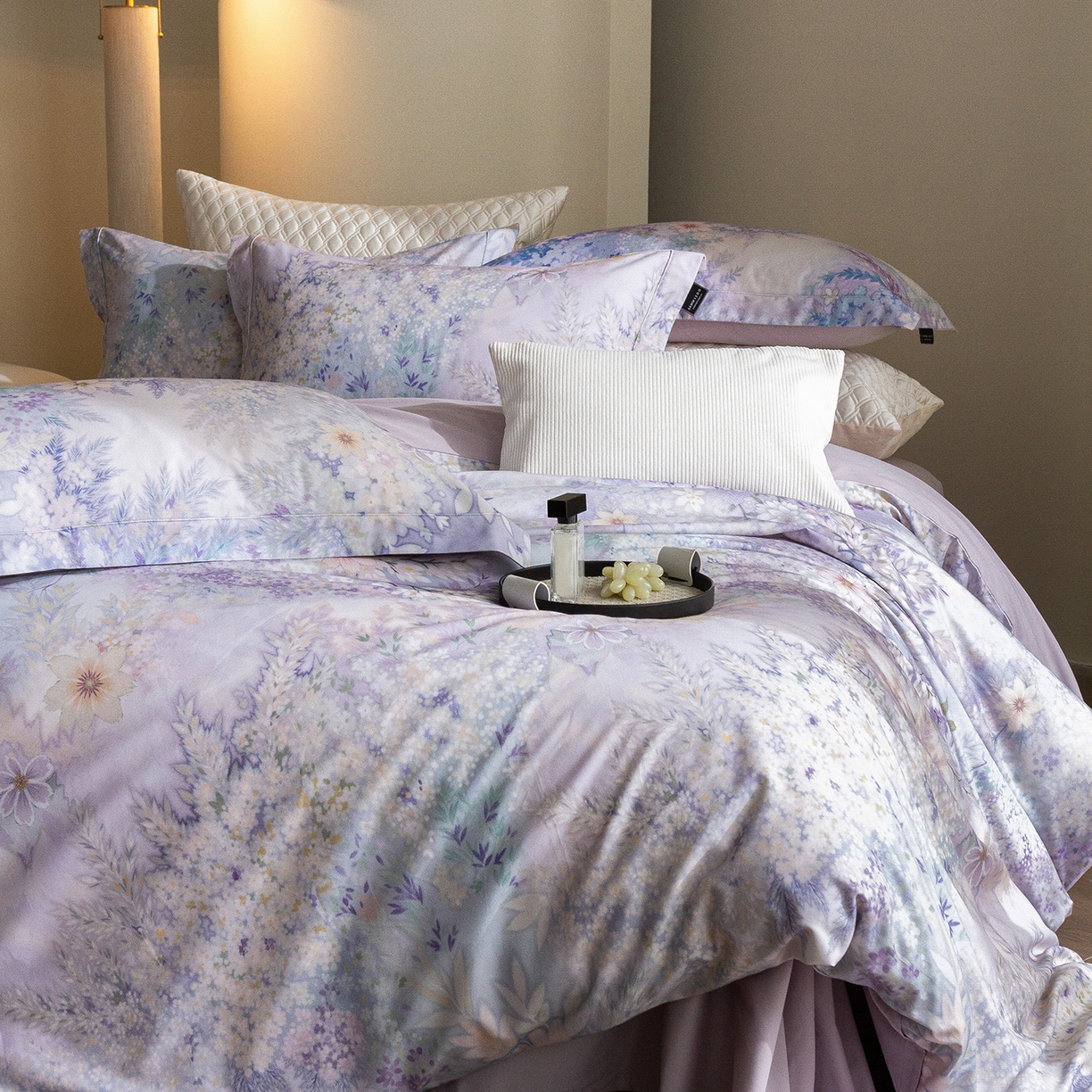 91家纺网 家纺一手货源 找家纺 三味舒屋 2025新款暖阳画卷系列S50数码印花磨毛四件套 沐光絮语蓝