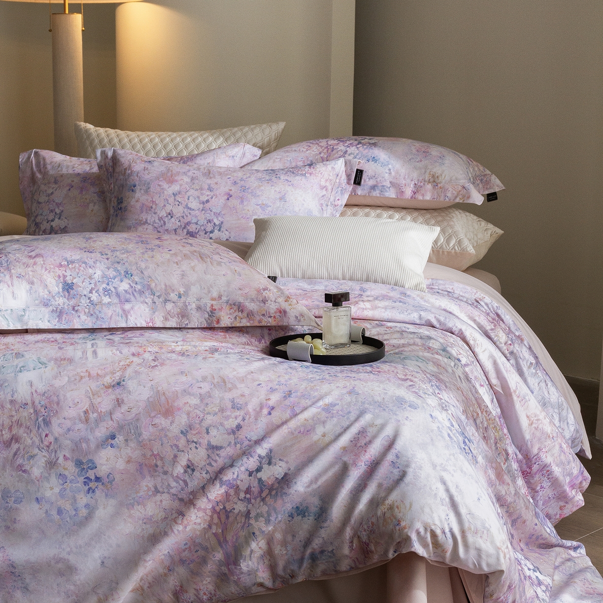 91家纺网 家纺一手货源 找家纺 三味舒屋 2025新款暖阳画卷系列S50数码印花磨毛四件套 午后莫奈粉